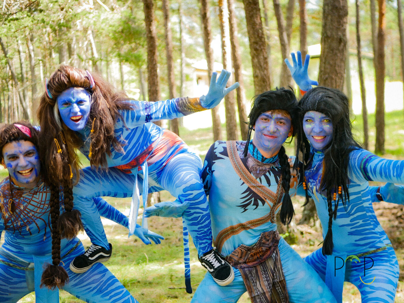 Des POPKids déguisés en Na’vi dans la forêt pendant le séjour Avatar