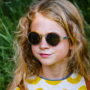 Une POPKid aux lunettes de soleil rondes