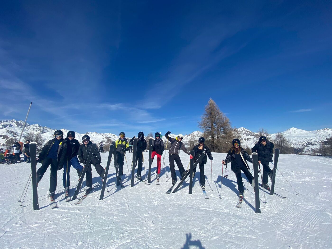 Le groupe au ski sous le soleil