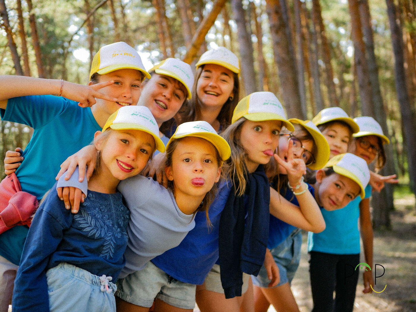 Un groupe de POPKids serrés les uns contre les autres pour la photo